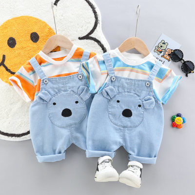Pantaloncini con bretelle a righe e orsetto per neonato