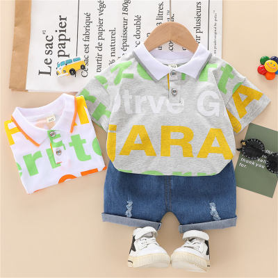Camisas polo e shorts de manga curta com padrão de letras de menino para criança