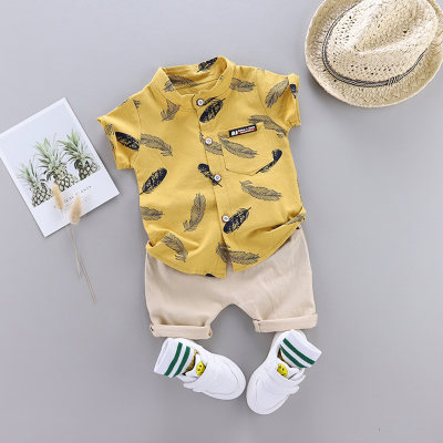 Camisa e calça de manga curta com estampa de penas para bebê menino