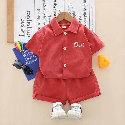Camisa infantil de cor sólida com estampa de letras simples e lapela terno de manga curta
