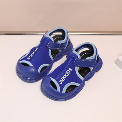 Sandálias respiráveis estampadas com letras ocas para menino bebê