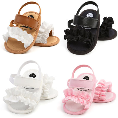 Sapatos de bebê com decoração de babados