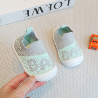 Zapatos infantiles de moda con alfabeto.  Verde