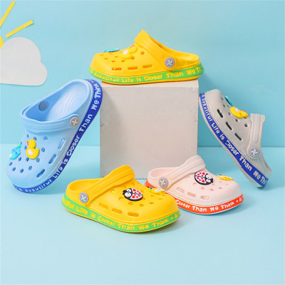 Sandalias con agujeros de imágenes de dibujos animados con bloque de color para niños pequeños