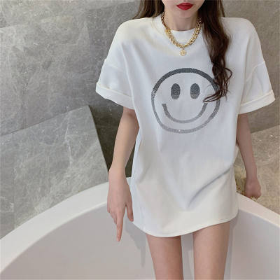 Camiseta feminina com rosto sorridente e strass, manga curta, top solto feminino