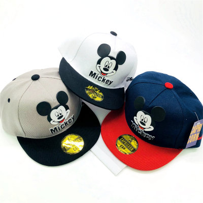 Visera, bloques de color, etiqueta de goma, gorra de béisbol con ala plana y cabeza de Mickey