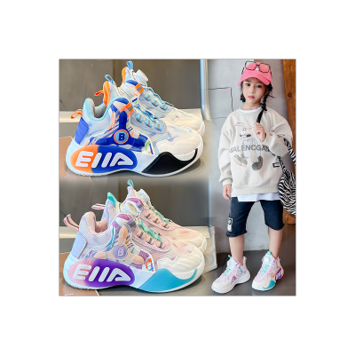 Zapatillas de baloncesto y zapatillas de deporte con letras mayúsculas de color para niños.