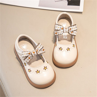 Sapatos de bebê bordados com laço