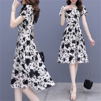 Floral dress with high waist and elegant short sleeves  Black