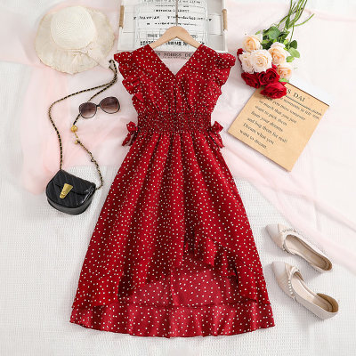 Sommerliches Prinzessinnenkleid mit Polka Dots und fliegenden Ärmeln und roter Taille