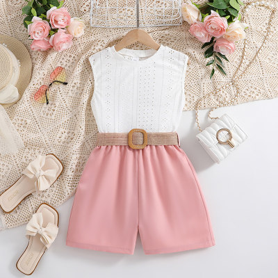 Sommerliches weißes ärmelloses Oberteil mit rosa Hosen und Gürtel, dreiteiliges Set
