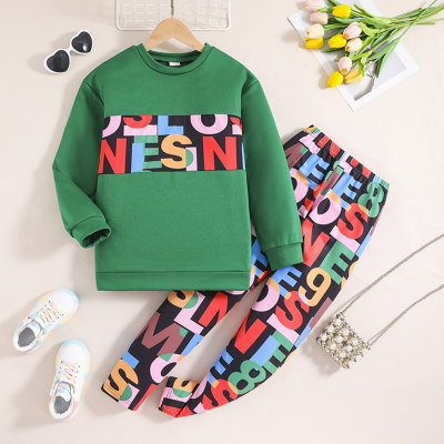 Suéter fashion com gola redonda e manga comprida, meia-calça colorida com estampa de letras