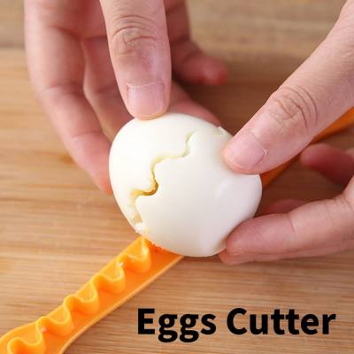 Tagliauova fantasia da cucina creativa taglia due pizzi di uova divise tuorlo d'uovo insalata di pollo che fa lo strumento dello chef