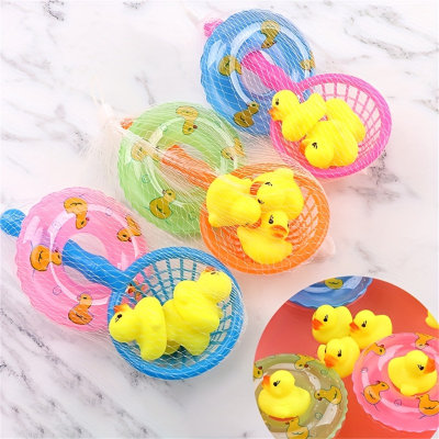 Wasserspielzeug, gelbe Entenbabys, Jungen und Mädchen, die kleine Enten kneten und rufen, Bade- und Schwimmset für 6–12 Monate alte Babys