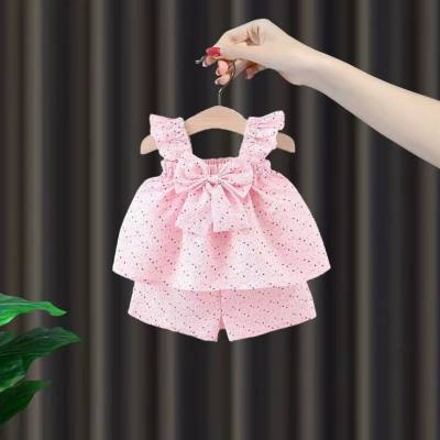 Il simpatico set estivo in due pezzi della nuova bambina, il dolce vestito estivo con maniche volanti della bambina