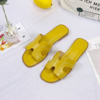 Chinelos de primavera coreanos para mulheres, moda externa, novos sapatos de praia planos, sandálias de uma palavra, chinelos para mulheres  Amarelo