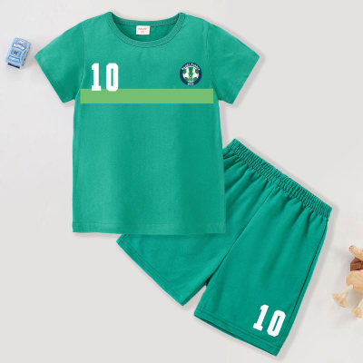 Camiseta de manga corta y pantalones cortos estampados con el número de la Copa del Mundo para niños pequeños