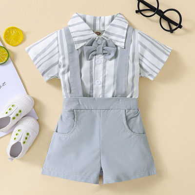 Bebé niño 2 piezas rayas verticales lazo decoración camisa y pantalones cortos de tirantes de color sólido