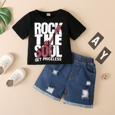 Camiseta y pantalones cortos de bloque de color con letras de algodón para niños pequeños