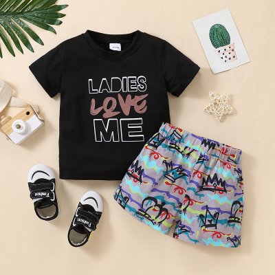 Camiseta y pantalones cortos con estampado de grafiti liso con letras para niños pequeños