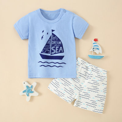 Pijama informal con camiseta y pantalones cortos de rayas con letras de algodón para niños pequeños