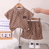 2023 nuevo traje de verano para niños, niños guapos, ropa de moda, conjunto de dos piezas de manga corta de verano para bebés, a la moda  marrón