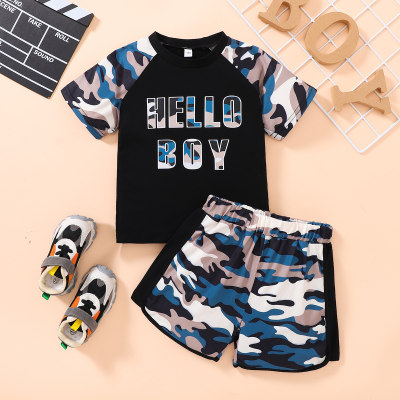 T-shirt de manga curta com padrão de camuflagem de 2 peças para meninos e shorts combinando