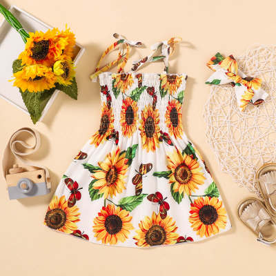 فستان صيفي للفتيات الصغيرات مع حمالات، مزين بطبعات زهور عباد الشمس، مناسب للمناسبات الصيفية.