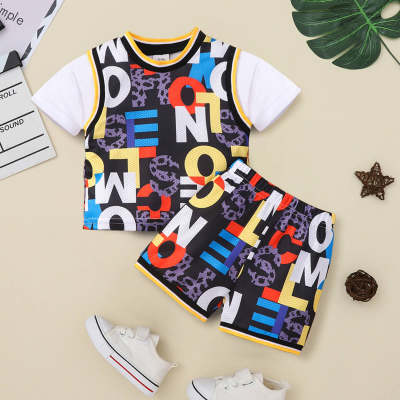 Camiseta y pantalones cortos deportivos con estampado de letras coloridas para bebé niño