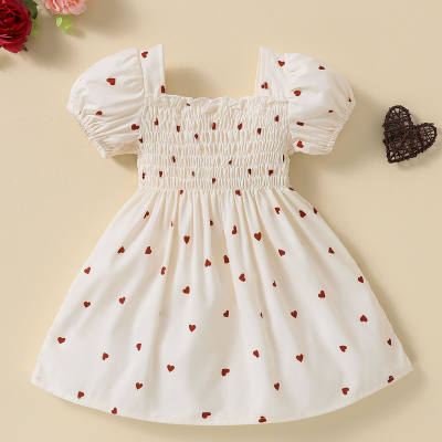 Baby-Kleid mit herzförmigem Muster, Plissierung und Puffärmeln