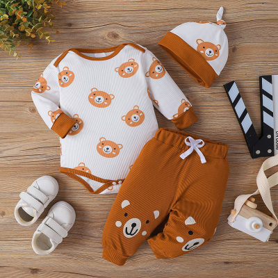Body, pantaloni e cappello a maniche lunghe con stampa orso da neonato in 3 pezzi