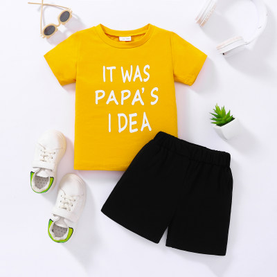 2 peças de camiseta infantil de manga curta estampada com letras e shorts de cor sólida