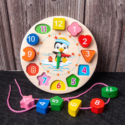 Brinquedos de classificação de formas com blocos de formas geométricas coloridas e mesa giratória de madeira de classificação