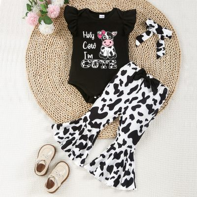 Bebês e crianças com estampa de letras de vaca pequena manga voadora com capuz triangular + calça de sino com padrão de vaca + lenço na cabeça