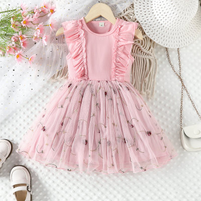 فستان للطفلة الصغيرة بتصميم مزين بطبعات زهور وتفاصيل شبكية مزخرفة وبدون أكمام وبتنورة مكشكشة.