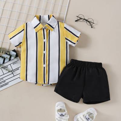 Conjunto de dos piezas de camisa de manga corta con botones delanteros de rayas verticales informales para niño + pantalones cortos de color sólido