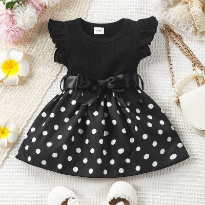 Gestreiftes, schwarz-weiß gepunktetes Kleid mit kleinen fliegenden Ärmeln und Gürtel für Kleinkinder und Kleinkinder