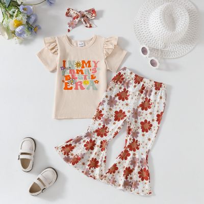 Zweiteiliges Set aus T-Shirt-Oberteil + Schlaghose + Kopftuch mit Sommerbuchstaben und Blumendruck und fliegenden Ärmeln für kleine Mädchen