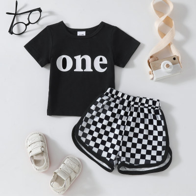 Bebê verão casual camiseta com estampa de uma letra + shorts xadrez preto e branco com fenda lateral conjunto de duas peças