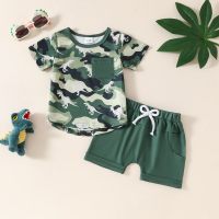 Zweiteiliges Set mit T-Shirt-Oberteil und einfarbigen Shorts für Jungen im Sommer mit Camouflage-Dinosaurier-Motiv und unregelmäßigem Saum  Grün