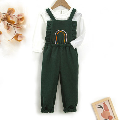 Top de color liso con cuello con volantes para niña pequeña y pantalones con tirantes bordados, 2 piezas