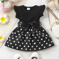 Gestreiftes, schwarz-weiß gepunktetes Kleid mit kleinen fliegenden Ärmeln und Gürtel für Kleinkinder und Kleinkinder  Schwarz