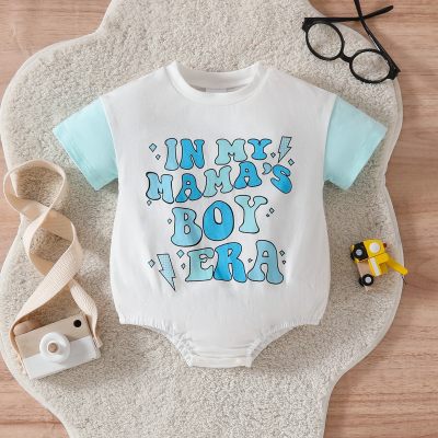 قميص بأكمام قصيرة مطبوع عليه رسالة بألوان مختلفة وتصميم مثلث للقبعة، مناسب للصيف للأطفال الرضع.