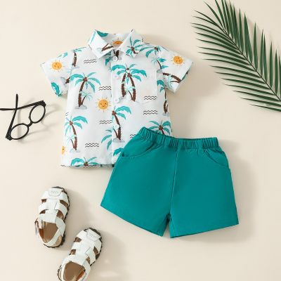 Conjunto de dos piezas de camisa de manga corta con estampado de sol de árbol de coco y pantalones cortos de color liso, vacaciones, ocio, estilo playero para bebé