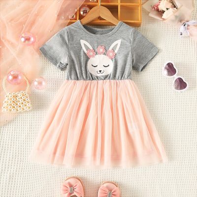 Sommerliches lockeres Kleid mit süßem Kaninchen-Print und dreidimensionaler Blumen-Netz-Taille für kleine Mädchen