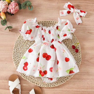 Lindo conjunto de bebé niña con vestido triangular con manga abullonada y pañuelo en la cabeza color cereza