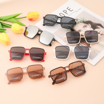 Gafas de sol con letras en bloque de color para niños pequeños