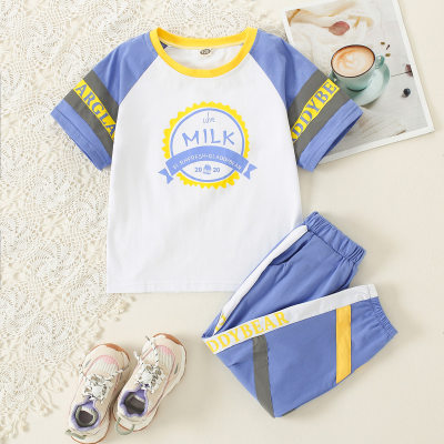 Conjunto de camiseta y pantalones de manga larga con estampado de letras y bloques de colores para niños