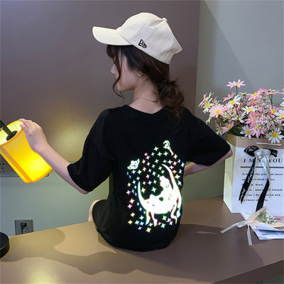 Camiseta infantil de manga curta com estampa de desenho animado fluorescente