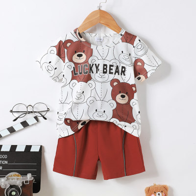Camiseta de manga corta con estampado de oso y letras para niños pequeños de 2 piezas y pantalones cortos de patchwork de color sólido
